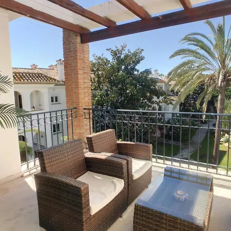 Beachfront 4-bed Pet-friendly Poolside Flat * Эстепона
