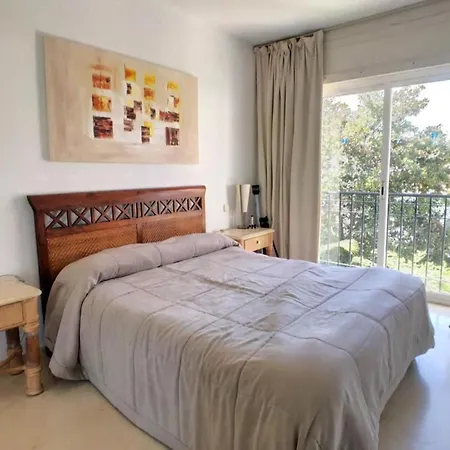 Beachfront 4-bed Pet-friendly Poolside Flat * Эстепона