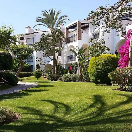 Beachfront 4-bed Pet-friendly Poolside Flat