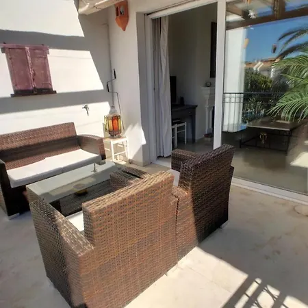 Beachfront 4-bed Pet-friendly Poolside Flat