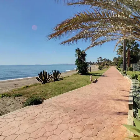 Beachfront 4-bed Pet-friendly Poolside Flat * Estepona