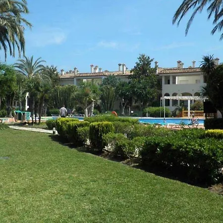 Beachfront 4-bed Pet-friendly Poolside Flat *