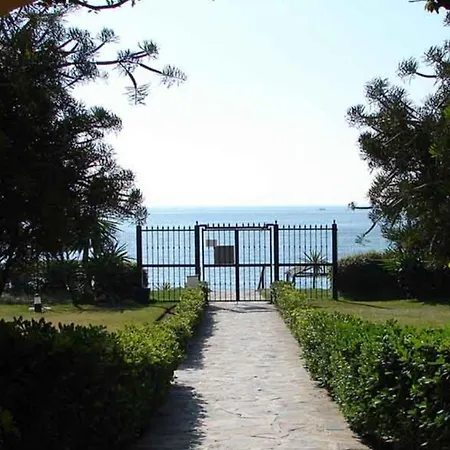 Beachfront 4-bed Pet-friendly Poolside Flat Apartman Estepona