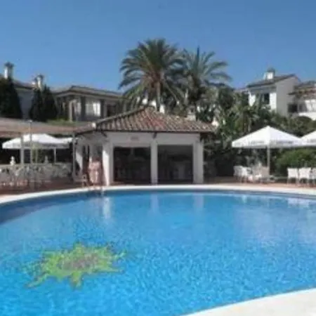 Beachfront 4-bed Pet-friendly Poolside Flat *