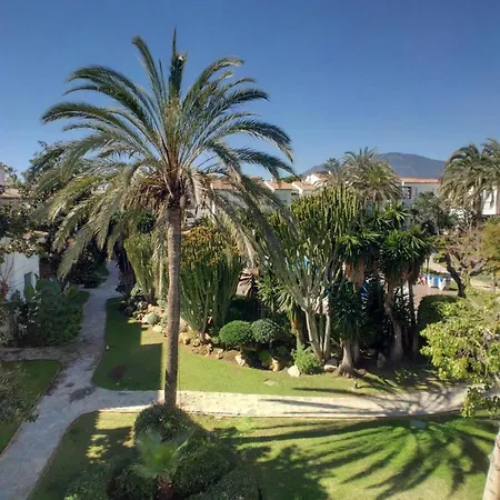 Beachfront 4-bed Pet-friendly Poolside Flat Apartment *