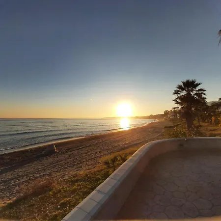 Apartment Beachfront 4-bed Pet-friendly Poolside Flat *