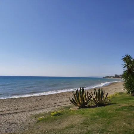 Beachfront 4-bed Pet-friendly Poolside Flat Apartman