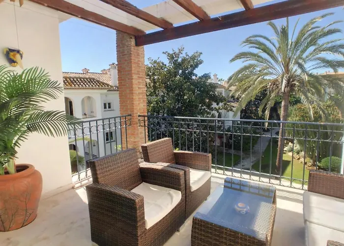 Beachfront 4-bed Pet-friendly Poolside Flat * Estepona