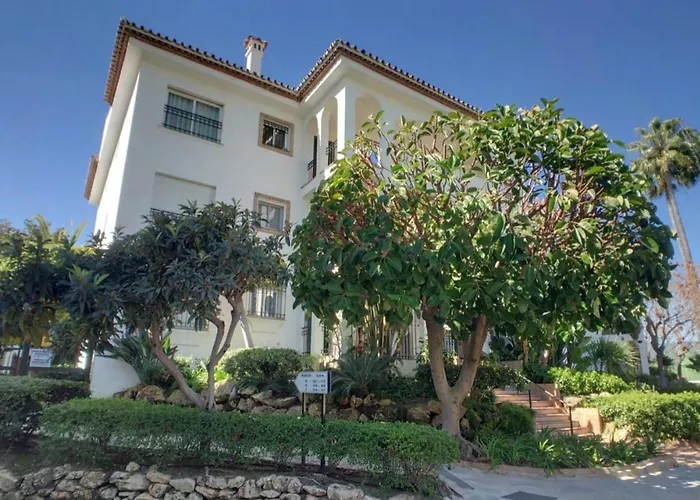 Beachfront 4-bed Pet-friendly Poolside Flat Apartment