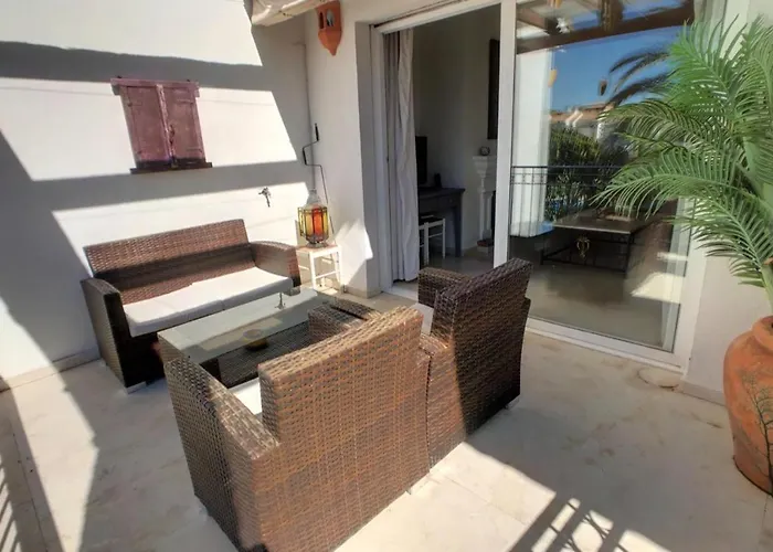 Beachfront 4-bed Pet-friendly Poolside Flat