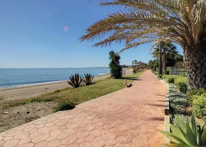 Beachfront 4-bed Pet-friendly Poolside Flat * Estepona