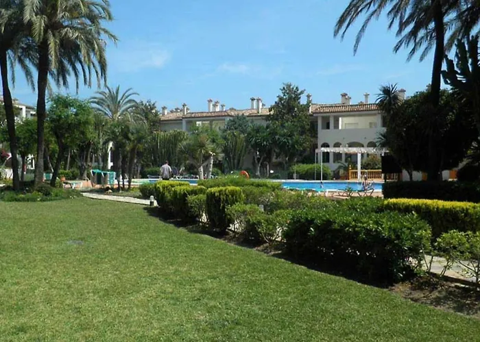 Beachfront 4-bed Pet-friendly Poolside Flat *