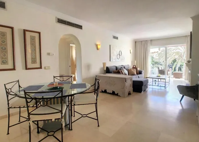 Beachfront 4-bed Pet-friendly Poolside Flat