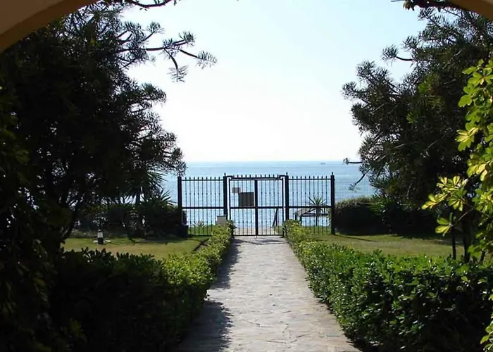 Beachfront 4-bed Pet-friendly Poolside Flat Appartement Estepona