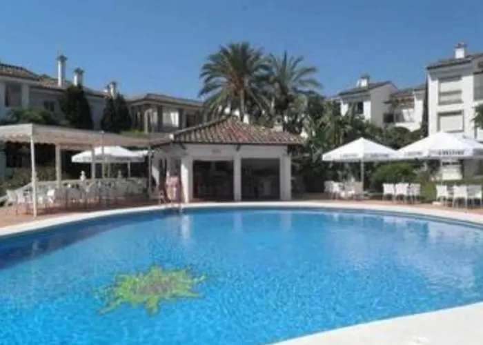 Beachfront 4-bed Pet-friendly Poolside Flat *