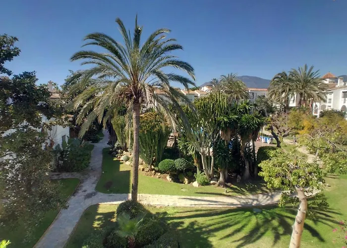 Beachfront 4-bed Pet-friendly Poolside Flat Apartment *