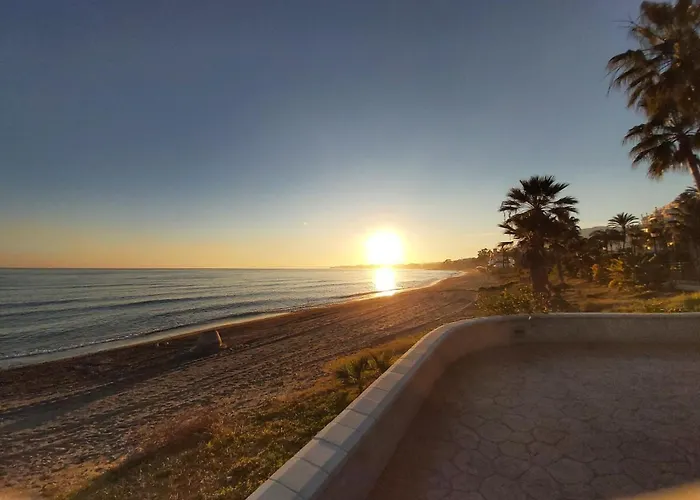 Apartment Beachfront 4-bed Pet-friendly Poolside Flat *