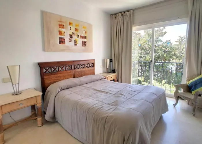 Beachfront 4-bed Pet-friendly Poolside Flat * Estepona