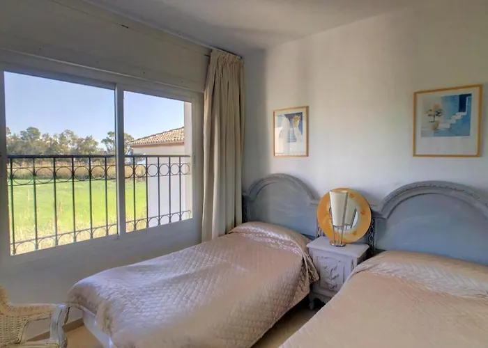 Beachfront 4-bed Pet-friendly Poolside Flat *