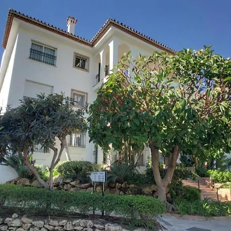 Beachfront 4-bed Pet-friendly Poolside Flat Apartament