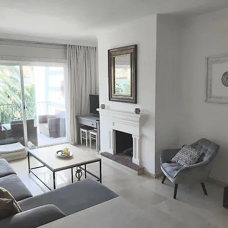 Apartament Beachfront 4-bed Pet-friendly Poolside Flat