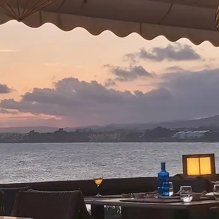 Apartament Beachfront 4-bed Pet-friendly Poolside Flat Estepona